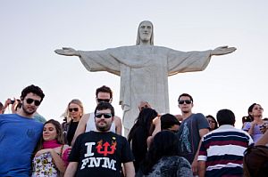 Als Tourist die Christusstatue - Christ the Redeemer - erkunden.