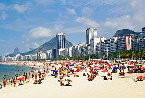 Es ist in Brasilien verboten am Strand oben ohne zu liegen 